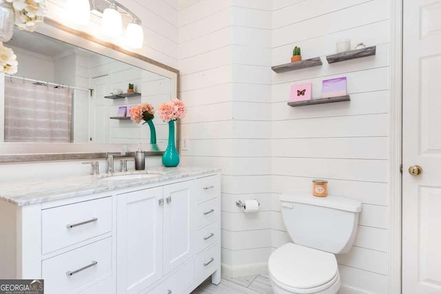 bathroom with curtained shower, toilet, and vanity