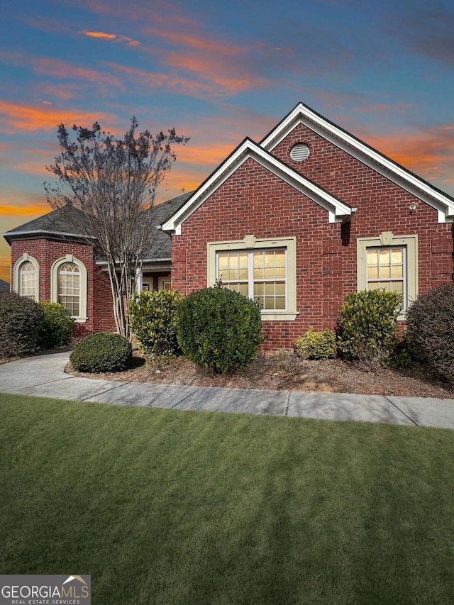 view of front of home featuring a yard