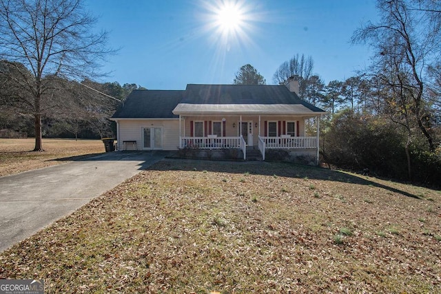 ranch-style home featuring a front yard and covered porch