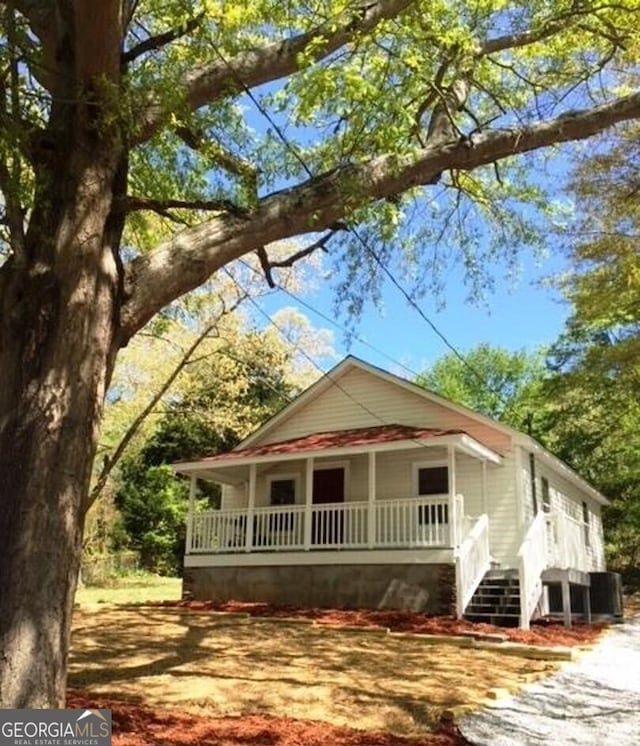 view of front of home with covered porch