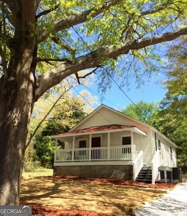 view of front facade with covered porch