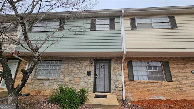 multi unit property featuring stone siding