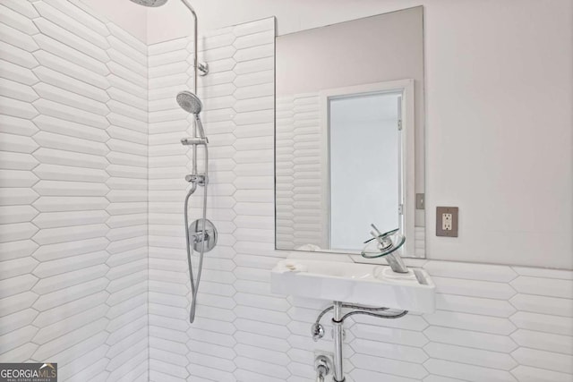 bathroom featuring sink and tiled shower