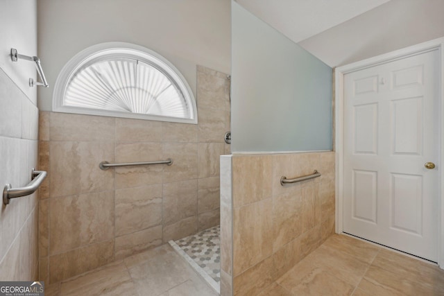 bathroom featuring tiled shower