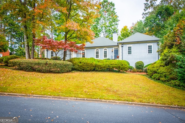 view of front of house with a front lawn