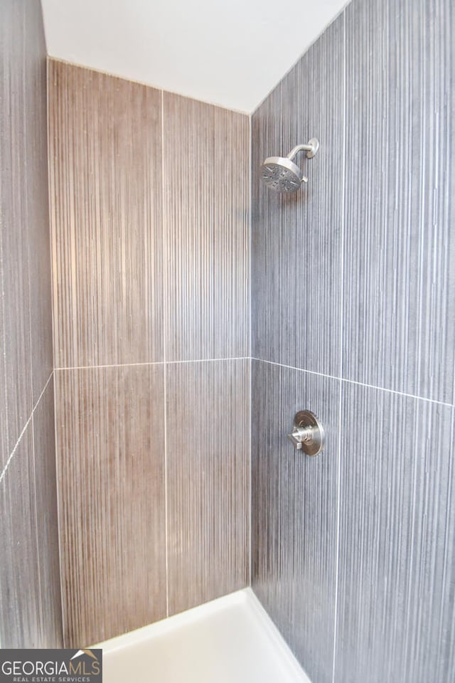 bathroom featuring tiled shower