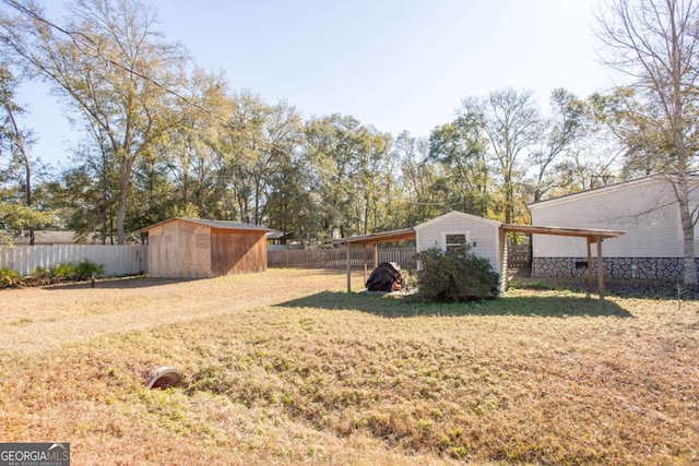 view of yard featuring a storage shed