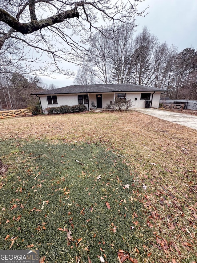 view of front facade featuring a front yard