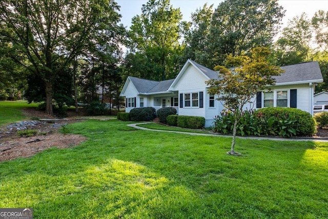 view of front of home featuring a front yard