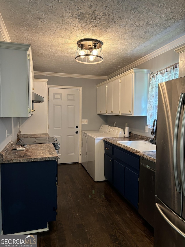 interior space with sink, dark hardwood / wood-style floors, crown molding, and washing machine and dryer