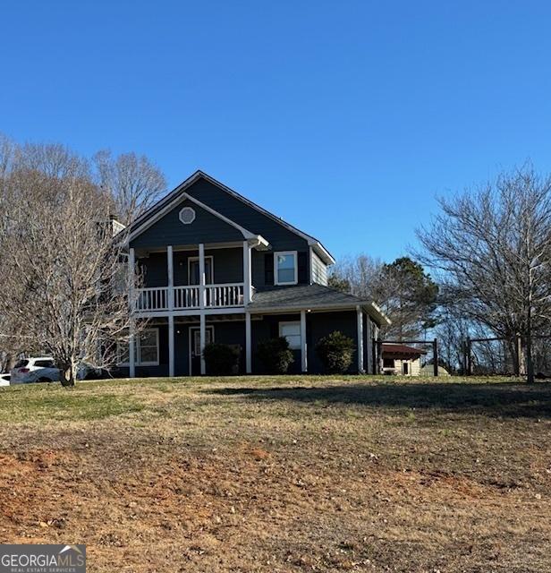 view of front facade featuring a front lawn