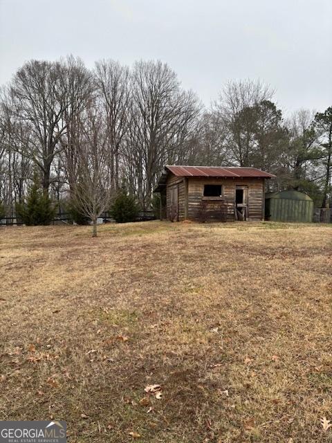 view of yard with an outdoor structure