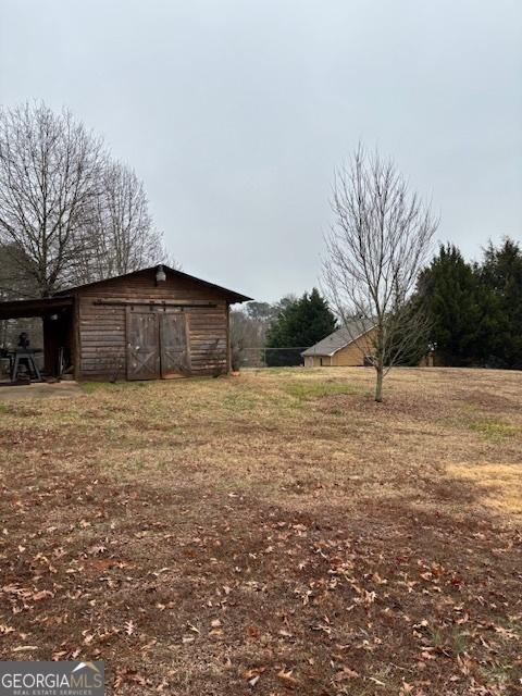 view of yard with an outdoor structure