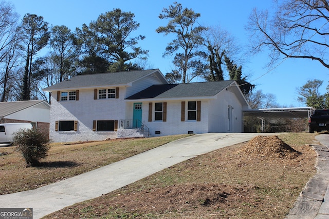 view of front of property featuring a carport