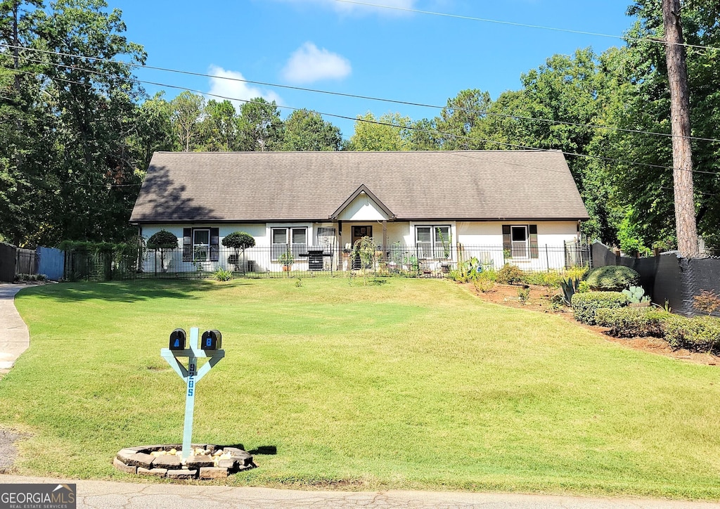 view of front of property with a front yard