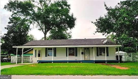 view of front of property with covered porch and a front yard