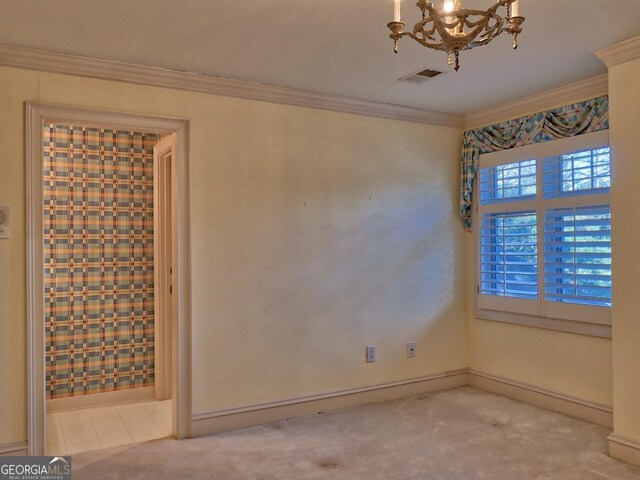 spare room with carpet flooring, crown molding, and an inviting chandelier