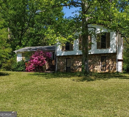 view of front facade featuring a front lawn