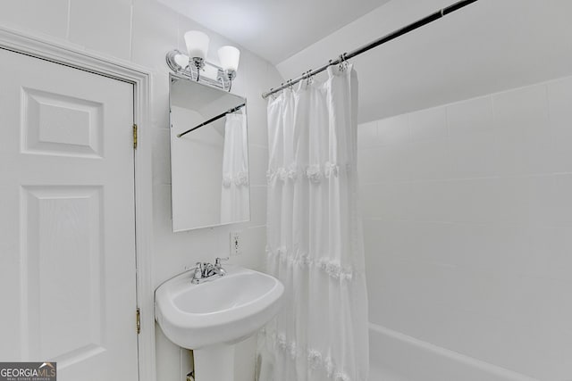 bathroom featuring sink and shower / bath combo