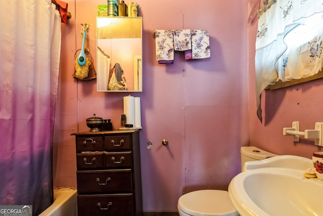 full bathroom featuring toilet, sink, and shower / bath combo