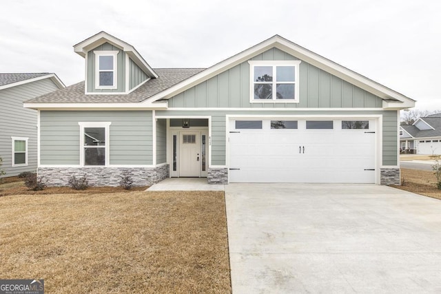 craftsman-style house featuring a garage and a front yard