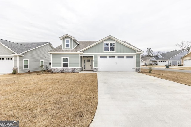 craftsman-style house featuring a front lawn