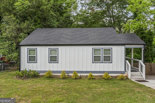 view of front of house with a front lawn