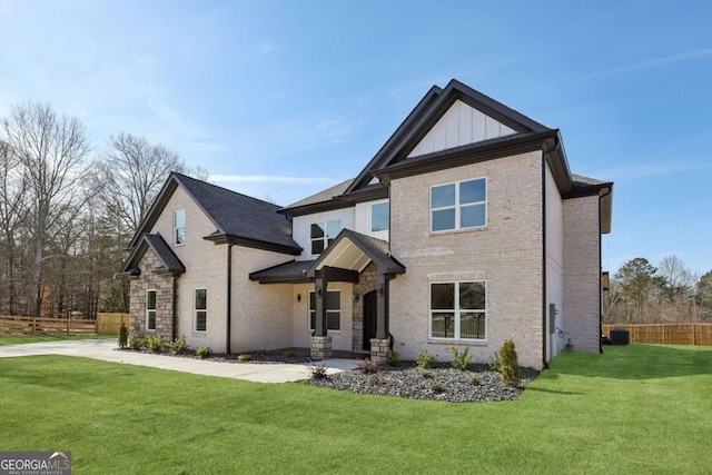 view of front of home featuring a front yard