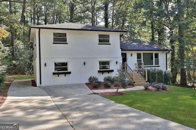 view of front of property with a front lawn