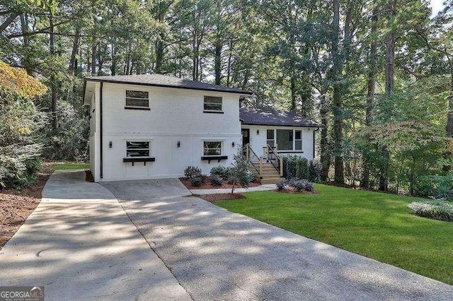 view of front of property with a front yard