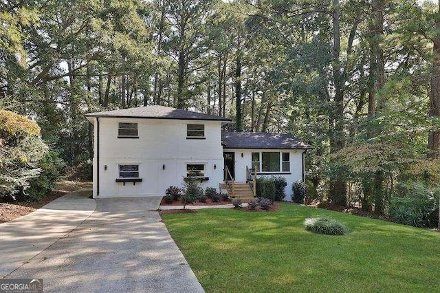 tri-level home featuring a front yard