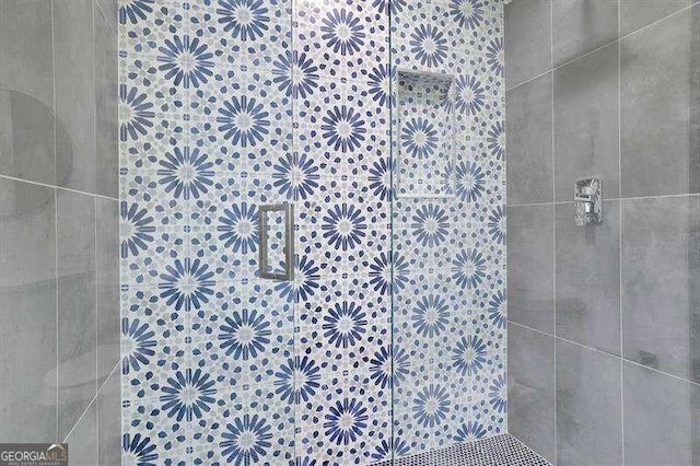 bathroom featuring a tile shower