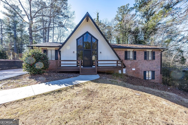 view of front facade with a front lawn