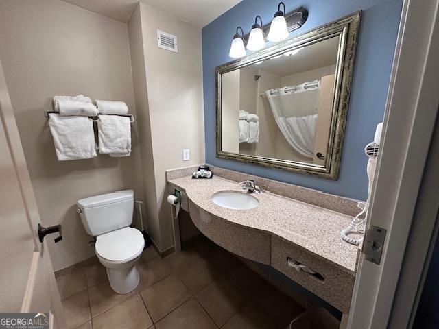 bathroom featuring shower / tub combo