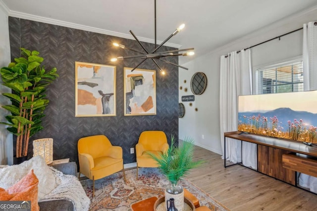 living room featuring light wood-type flooring, crown molding, and a notable chandelier