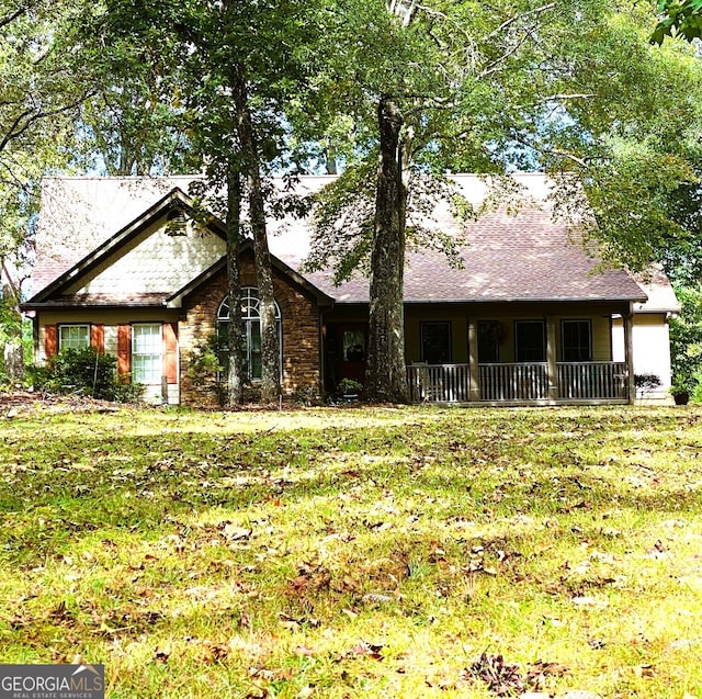 view of front of home featuring a front yard