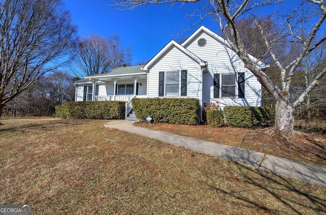 view of front of property featuring a front yard and covered porch