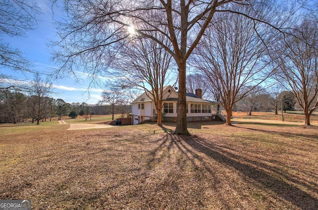 view of front of property with a front lawn