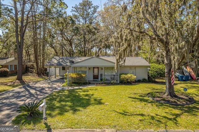 single story home featuring a front yard and covered porch