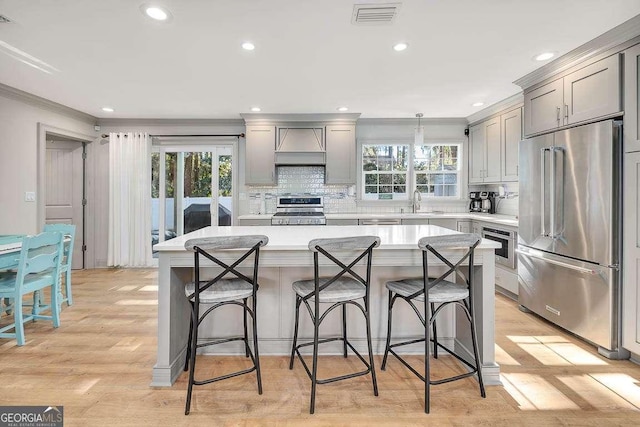 kitchen featuring appliances with stainless steel finishes, gray cabinets, and a center island