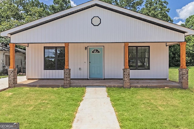 view of front facade featuring a front yard and a porch