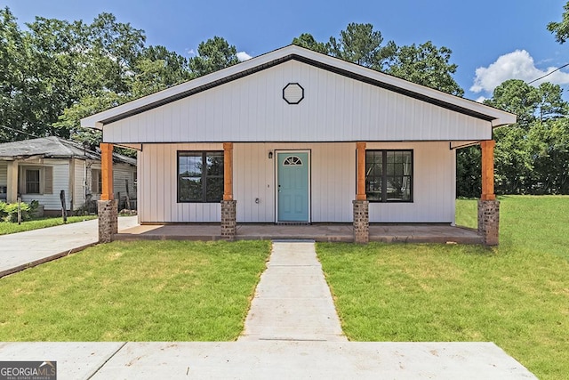 view of front facade featuring covered porch and a front lawn