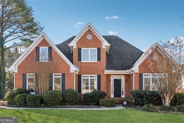 view of front of property featuring a front yard