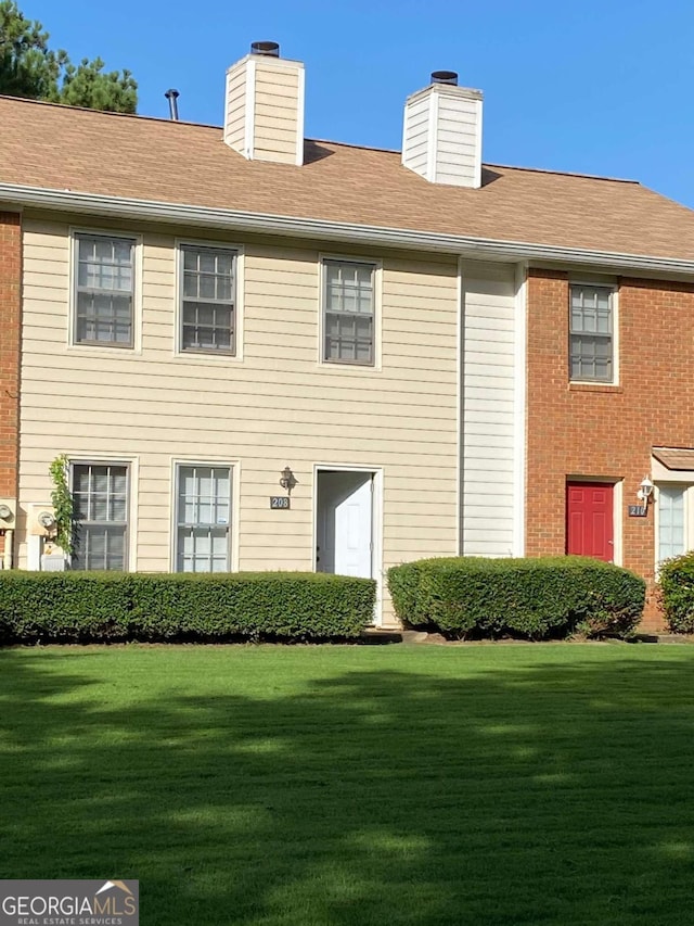 view of front of property featuring a front yard