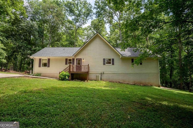 view of front of house with a front lawn