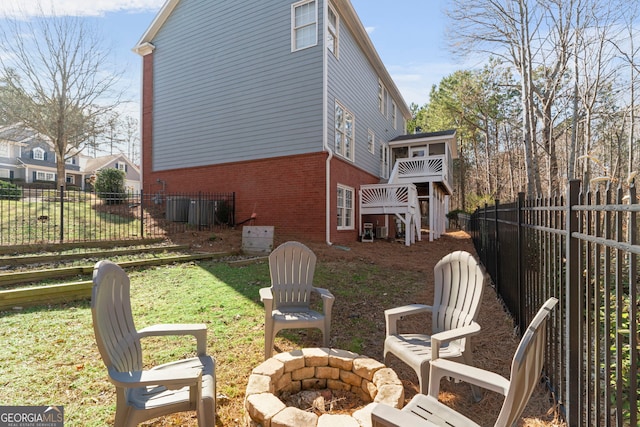 view of yard featuring a fire pit