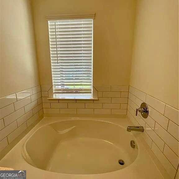 bathroom featuring a washtub