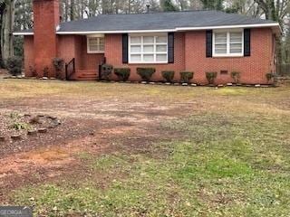 view of front of house featuring a front lawn