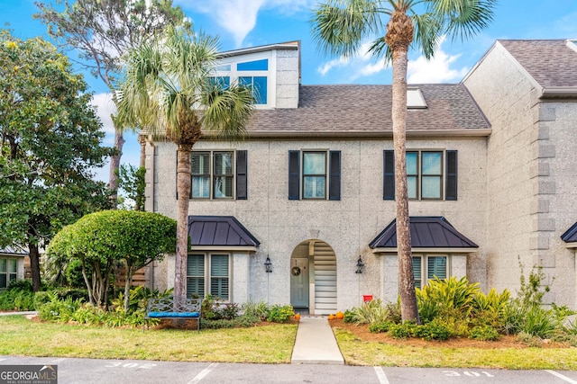 view of front of house featuring a front yard