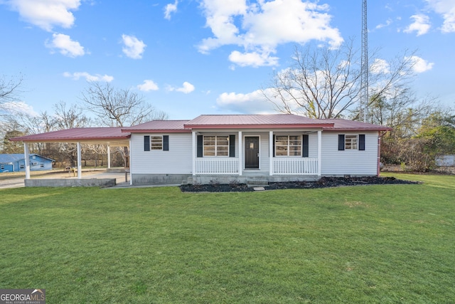 view of front of property featuring a front yard, a porch, and a carport